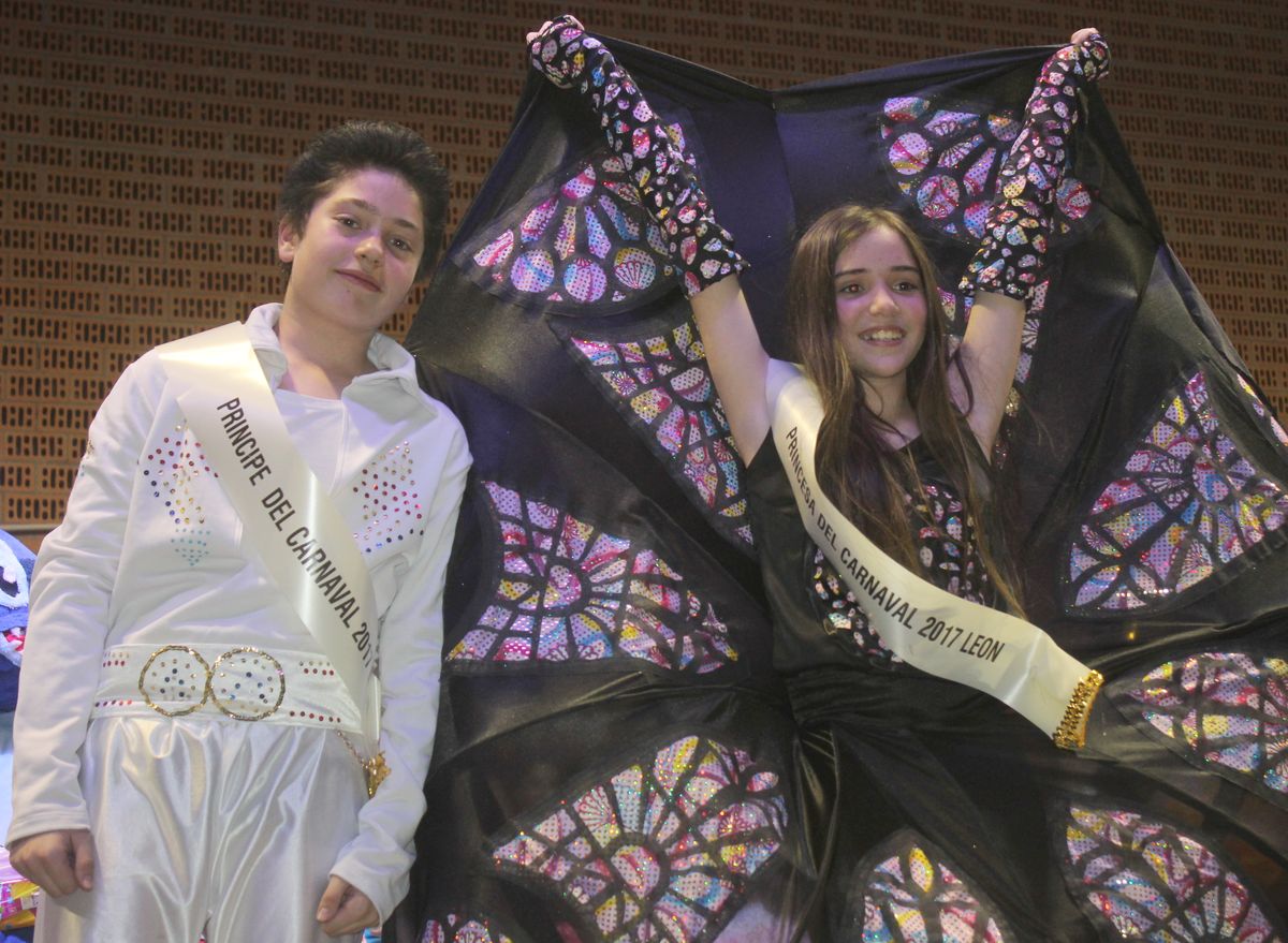 Jorge Puente, disfrazado de Elvis, y Aroa Alcoba, con El Rosetón, son el príncipe y la princesa de estos Carnavales.