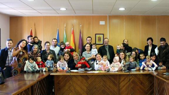 Entrega de las ayudas a la natalidad en el Ayuntamiento de Villarejo de Órbigo. 