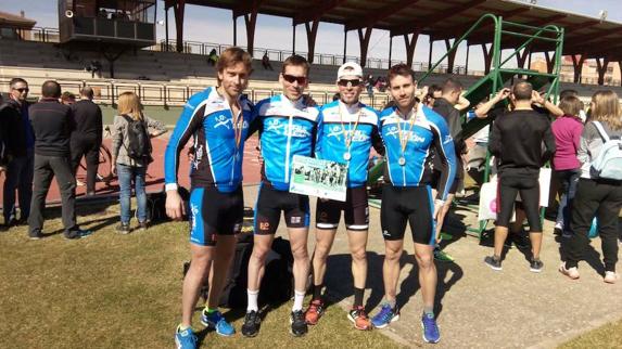 El equipo leonés posa con su premio.