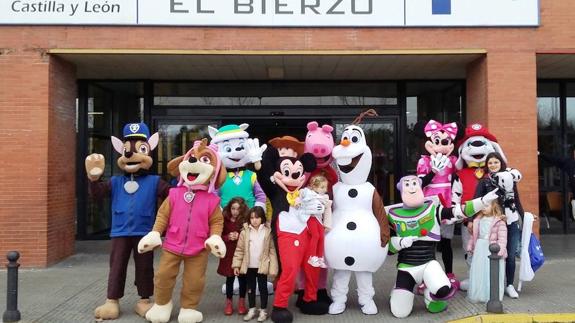 Los trabajadores de Cementos Cosmos disfrazados a la puerta del Hospital del Bierzo.