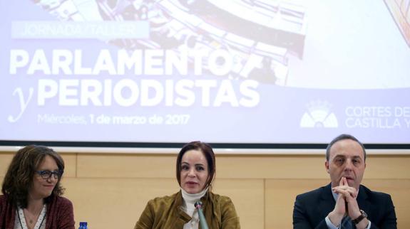 La presidenta de las Cortes, Silvia Clemente, junto a la decana del Colegio de Periodistas de Castilla y León, Mar González, en la jornada en las Cortes 'Parlamento y Periodistas. 