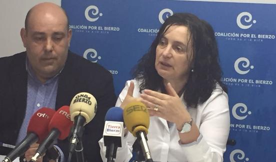 La portavoz de CB en Puente, Secundina Vázque, junto al secretario de Organización, Pedro Quintana, durante su comparecencia.