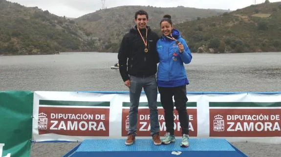 Guillermo Fidalgo y Raquel Carbajo, en el podio con sus medallas.