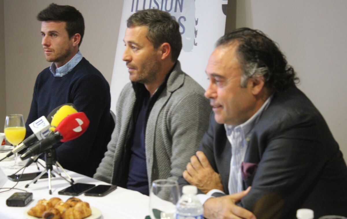 Santi Santos, Óscar Cano y Felipe Llamazares, durante la rueda de prensa de este martes.