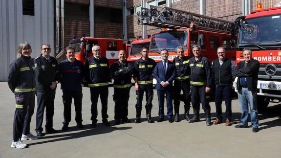 Fernando Salguero, con la plantilla de Bomberos de León.