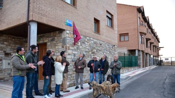 Momento de la inauguración de la placa que da nombre a la calle.