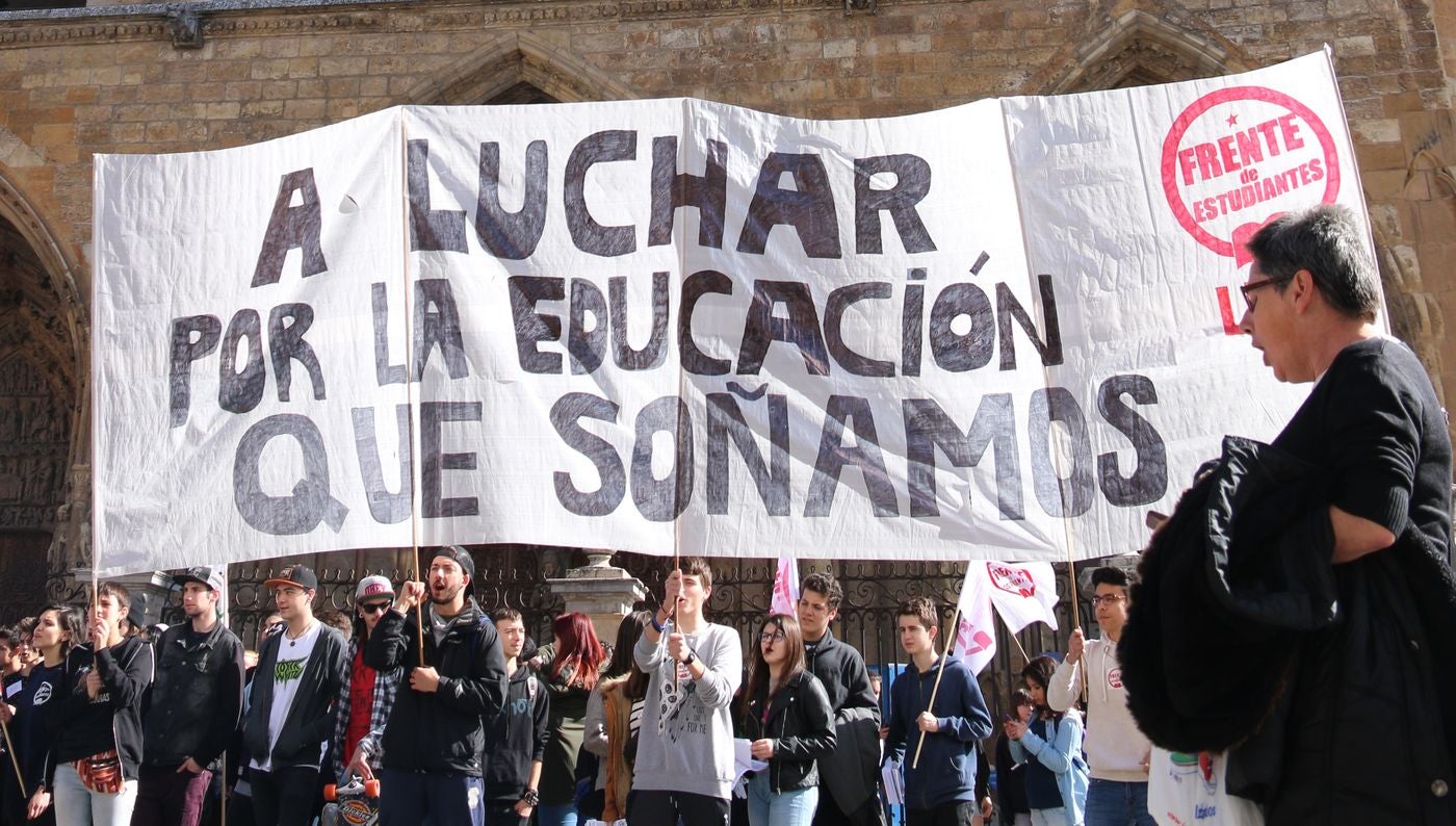 Estudiantes leoneses, este jueves, ante la Catedral de León.