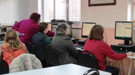 Una de las clases de informática con los nuevos equipos.