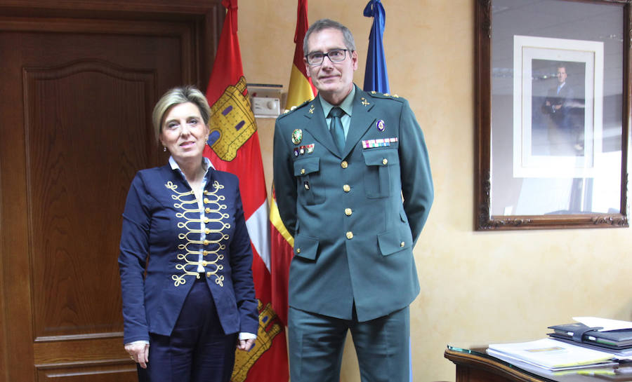 La delegada del Gobierno en Castilla y León, María José Salgueiro Cortiñas, y el teniente coronel Rafael Aparicio Azcárraga, nuevo jefe del Sector de Tráfico de la Guardia Civil en Castilla y León.