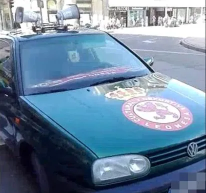 Este coche recorre las calles de León para 'captar' aficionados para el partido del domingo.