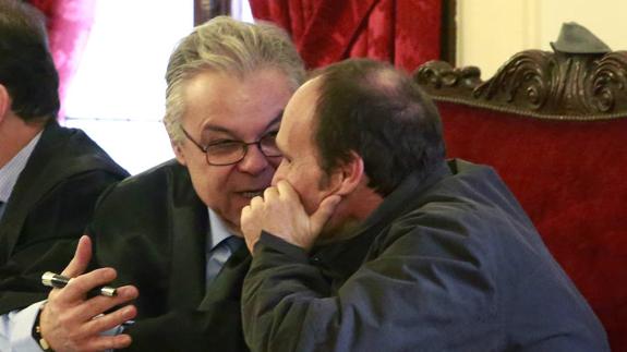 El acusado comparte confidencias con su letrado. 