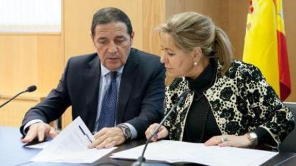 De Santiago Suárez y Rosa Valdeón, ambos partidarios de Silván.