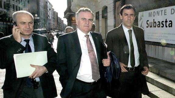 Maíllo, a la derecha, a su llegada a un consejo de Caja España Duero en el edificio Botines de León.