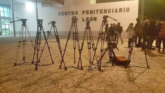 Imagen del acceso a la prisión de León.