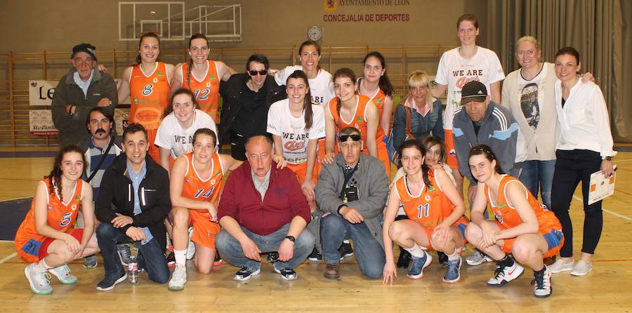 Un grupo de internos de Soltra posan con las jugadores que habían visitado las instalaciones de La Virgen del Camino esta semana.