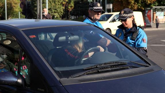 Policía Local durante la campaña del uso del cinturón de seguridad