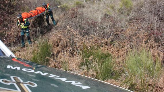 Efectivos del Greim de Sabero descienden una camilla con un herido por una ladera. 