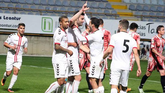 Los jugadores de la Cultural celebran uno de los seis goles de la ida.