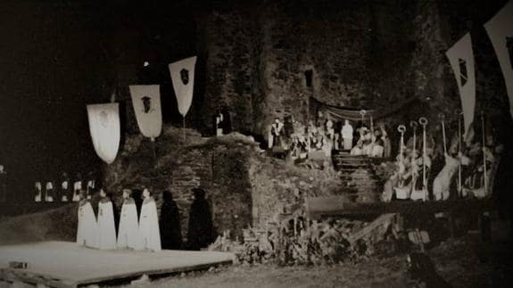 Representación en el castillo de los Templarios de la compañía 'Conde Gatón' de Ponferrada, que cumple su cincuenta aniversario . 