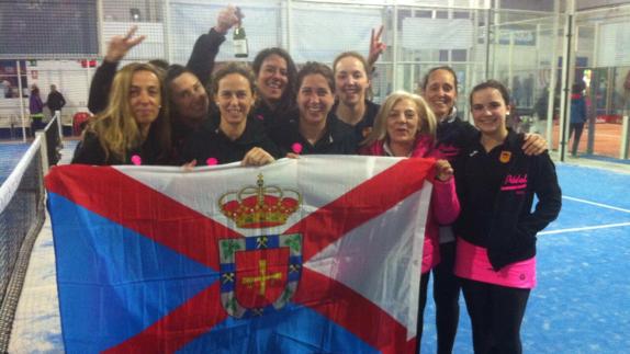 El equipo berciano celebra la victoria.