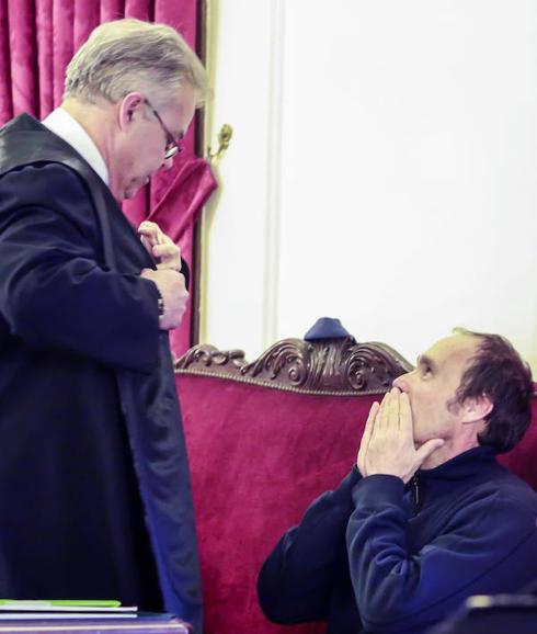 Miguel Ángel junto a su letrado este jueves en la Audiencia Provincial de León. 