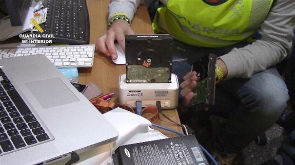 La Guardia Civil extrae discos duros de los ordenadores.