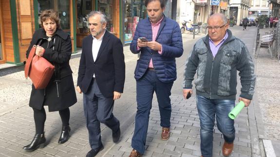 Representantes socialistas durante su recorrido por las calles de La Bañeza.