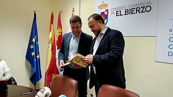 El presidente y el vicepresidente del Consejo Comarcal, Gerardo Álvarez e Iván Alonso, en la presentación de la reedición del cómic del Bierzo.