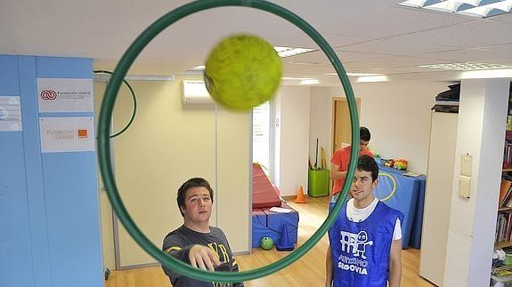 Un joven con autismo, durante una actividad. 