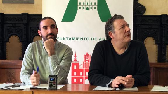 Javier Guzmán, concejal de Fiestas, junto a Carlos Goñi en el salón de Plenos.