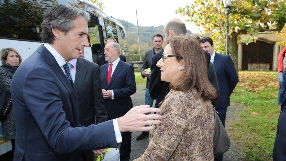 El ministro Íñigo de la Serna charla durante su visita a Asturias en diciembre con la consejera Belén Fernández. 