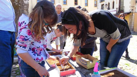 Una niña atiende a las explicaciones durante la hacendera infantil. 
