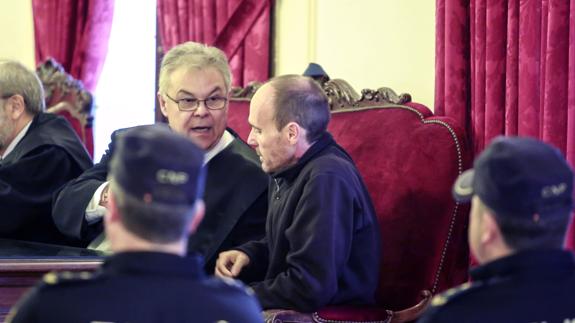 El abogado y el acusado durante la última sesión.