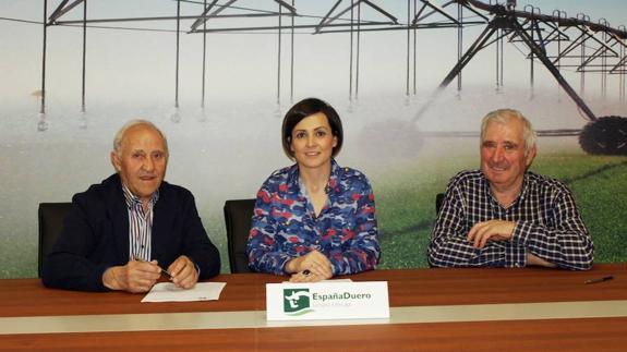 Margarita Serna, directora territorial de Caja EspañaDuero; junto a Carlos González (Regantes del Bajo Páramo); y Herminio Medina, (Sindicato de Riegos).