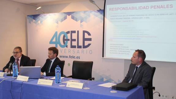 Eduardo Pavelek (izquierda), durante la ponencia. 