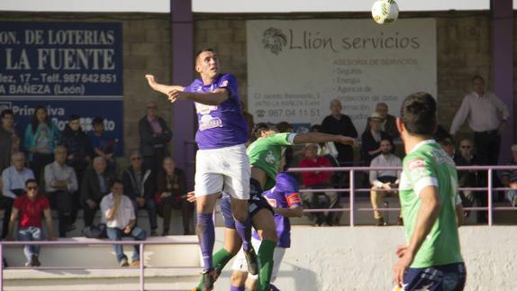 Un lance en el derbi entre La Bañeza y el Atlético Astorga.