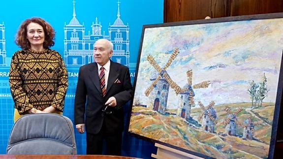 La alcaldesa de Ponferrada junto al pintor, en la presentación del cuadro.