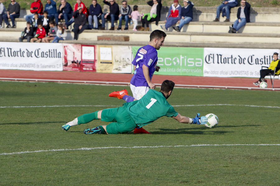 Un lance del partido entre Unionistas y La Bañeza.