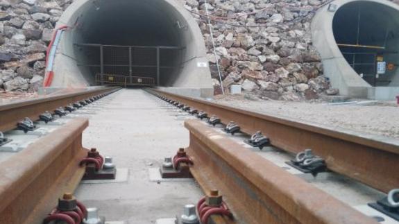 Vías instaladas en ancho ibérico, ante la boca leonesa del macrotúnel Oeste. 