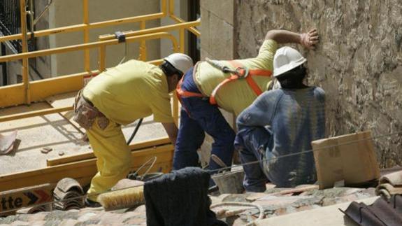 Operarios trabajando en una obra.