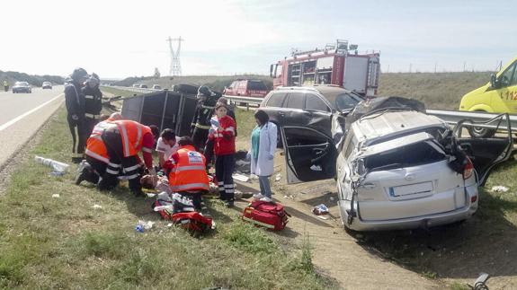 Fallece un varón y dos personas resultan heridas en una colisión entre dos vehículos en la A-66 a la altura de Villamañán.  