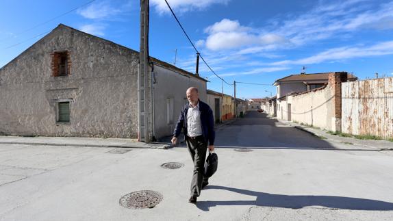 l médico de Familia Miguel Ángel Castilla camina por las calles de Viloria del Henar.