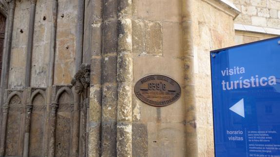 La fachada de la Catedral de León y su cartel de visitas.