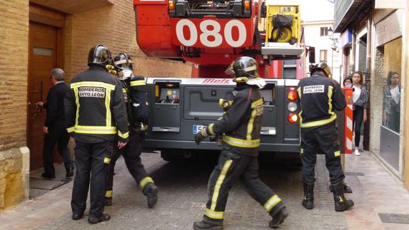 Efectivos de Bomberos, en el momento de entrar a la Colegiata de San Isidoro.