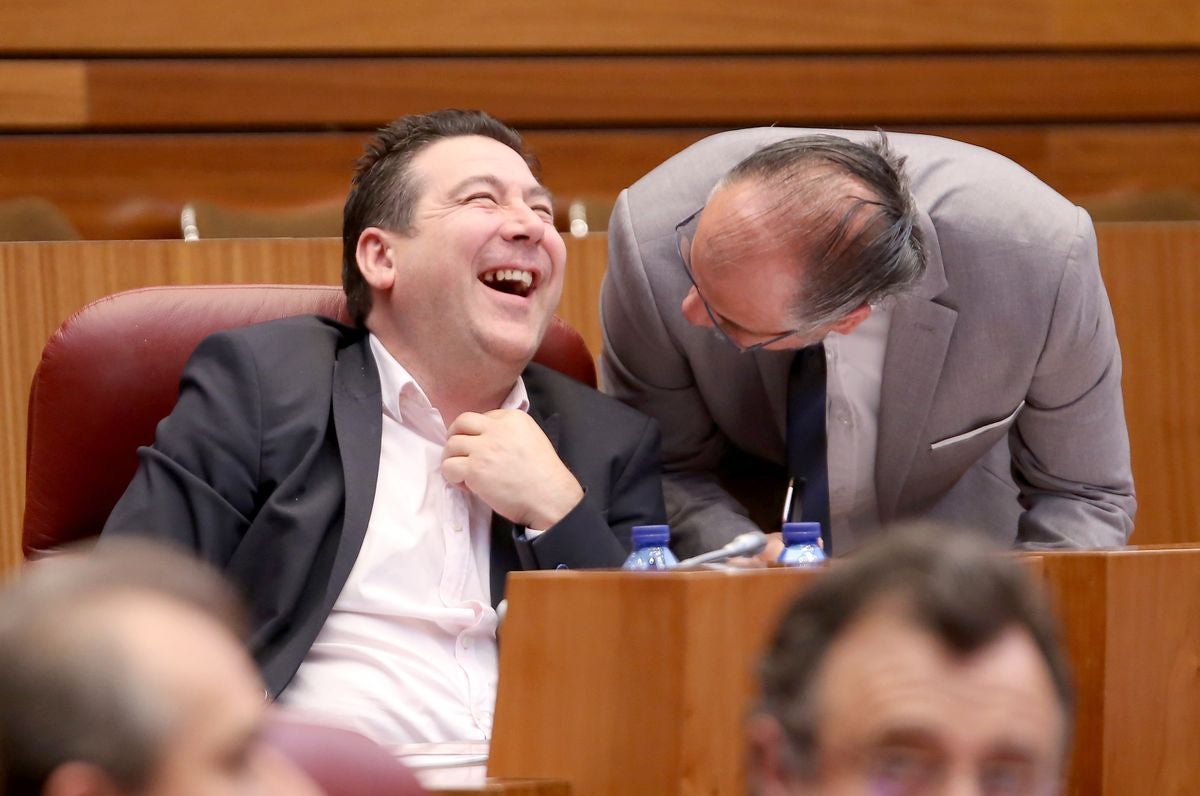 El portavoz de Ciudadanos Luis Fuentes, conversa con el procurador de UPL, Luis Mariano Santos.