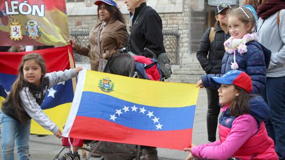 Los venezolanos en León protestan contra Maduro.