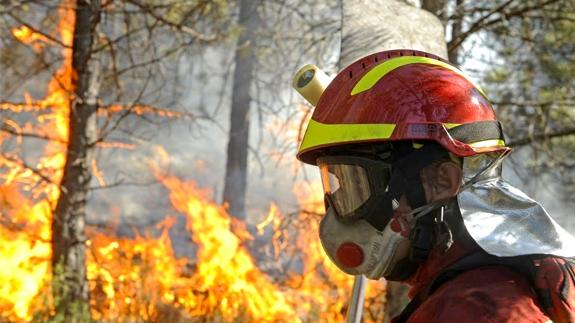 Efectivos de la UME durante un incendio.