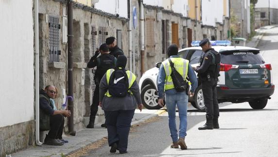 La Guardia Civil, en el registro en El Espinar.