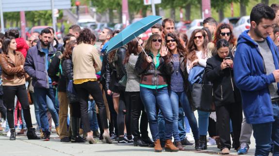 Las colas para esperar al casting de figurantes.