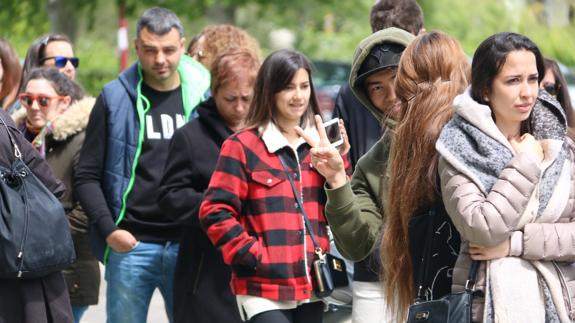 Los aspirantes hacen cola en el Reino de León.